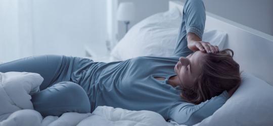 Nocne poty – przyczyny, objawy, leczenie