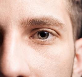 Zbliżenie na oko młodego mężczyzny.