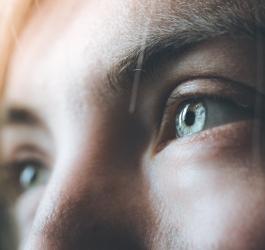 Zbliżenie na oczy kobiety, która może się zmagać z oczopląsem.