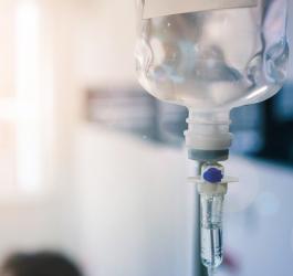 Zbliżenie na kroplówkę.