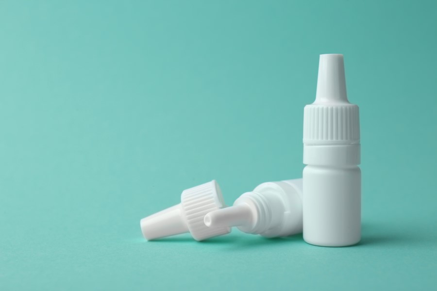 Buteleczki kropli do nosa z oksymetazoliną.