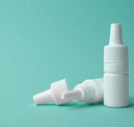 Buteleczki kropli do nosa z oksymetazoliną.