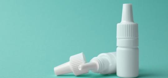 Buteleczki kropli do nosa z oksymetazoliną.