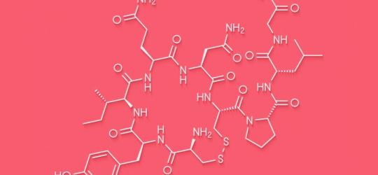 Wzór chemiczny oksytocyny na różowym tle.