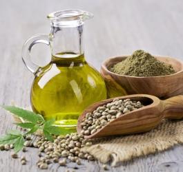 Butelka oleju konopnego oraz nasiona konopi (w całości i zmielone).
