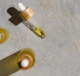 Butelka z pipetą zawierająca olejek CBD.