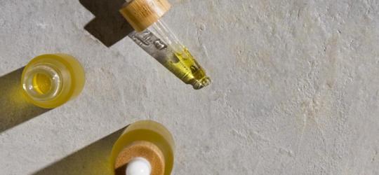 Butelka z pipetą zawierająca olejek CBD.