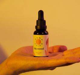 Dłoń trzymająca buteleczkę olejku CBD marki Hemp Juice.