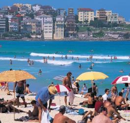 Ludzie opalający się na plaży.