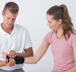 Kobieta ma zakładany stabilizator nadgarstka.