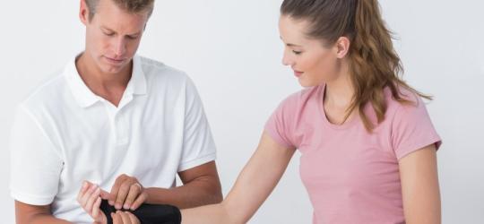 Kobieta ma zakładany stabilizator nadgarstka.