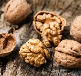 Orzech włoski w łupinach.