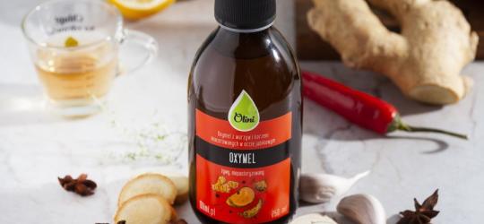 Butelka oxymelu marki Olini.