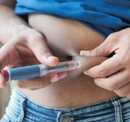 Mężczyzna wstrzymuje w brzuch lek przeciwcukrzycowy.