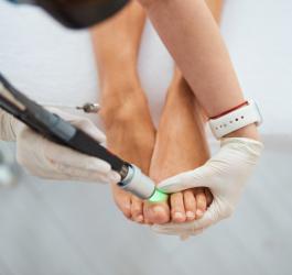 Kobiece stopy podczas zabiegu podologicznego.