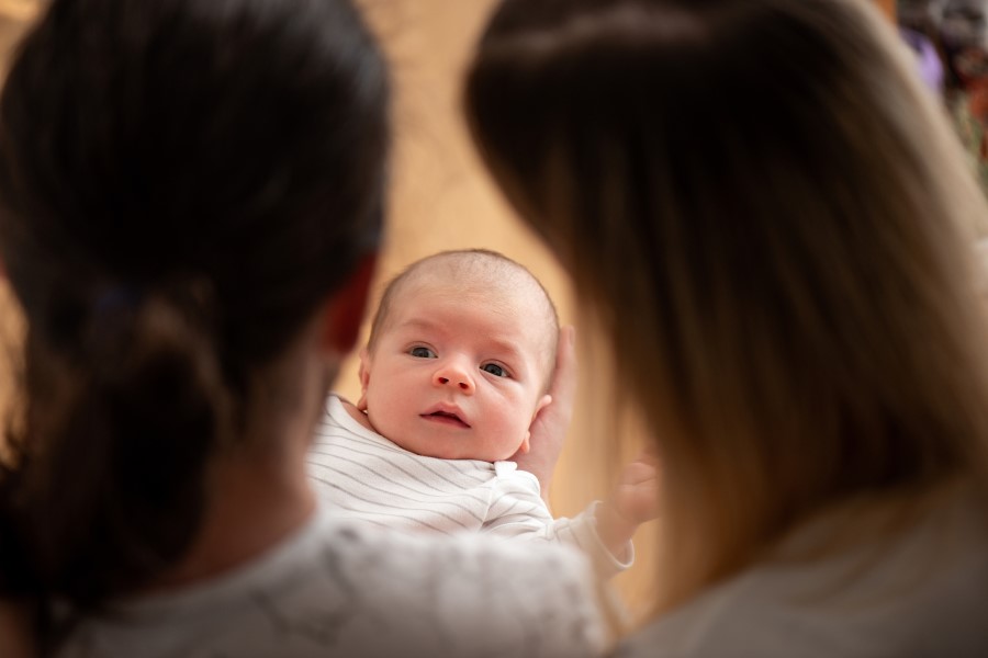 Rodzice trzymający swoje nowonarodzone dziecko.