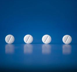 Tabletki z penicyliną na niebieskim tle.