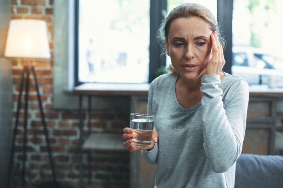 Dojrzała kobieta doświadcza objawów perimenopauzy.