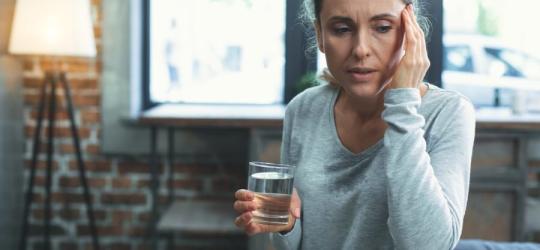 Dojrzała kobieta doświadcza objawów perimenopauzy.