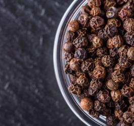 Ziarna czarnego pieprzu w misce.