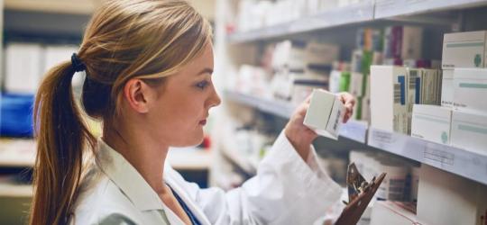 Farmaceutka wybiera lek dla pacjenta.