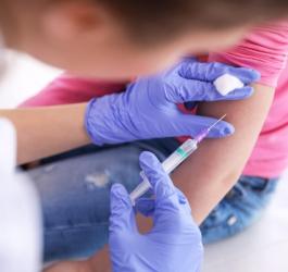 Lekarka szczepi dziecko przeciwko polio.