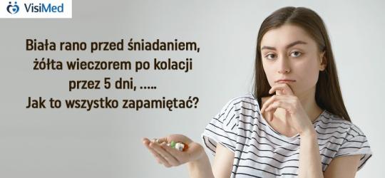Młoda kobieta trzyma w dłoni sporo tabletek i zastanawia się, jak je przyjmować. Obok logo VisiMed.