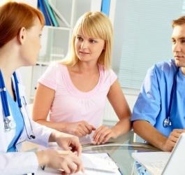 Pracownicy kliniki medycznej w trakcie pracy.