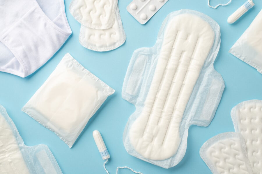 Menstruacyjne przybory higieniczne - podpaski, wkładki higieniczne, tampony.