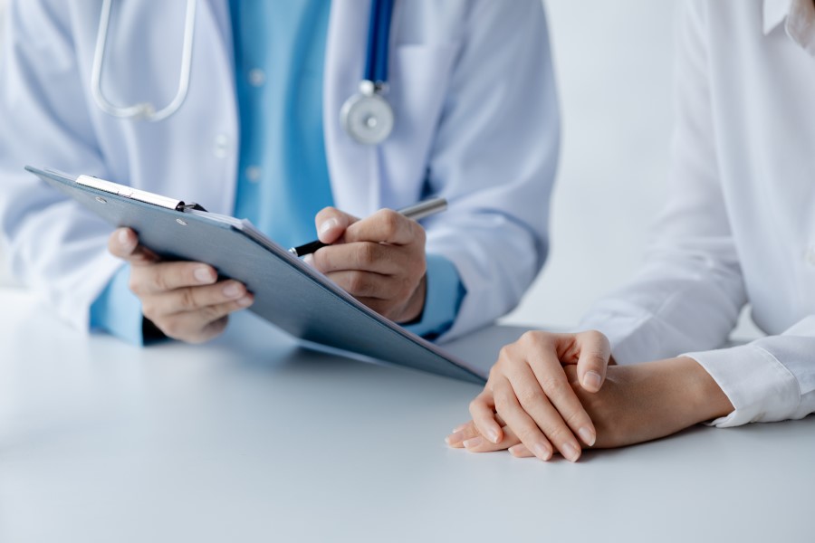 Lekarz objaśnia pacjentce wyniki badań wykonanych w ramach programu Moje Zdrowie.