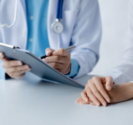 Lekarz objaśnia pacjentce wyniki badań wykonanych w ramach programu Moje Zdrowie.