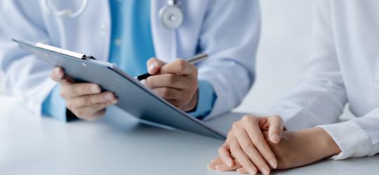 Lekarz objaśnia pacjentce wyniki badań wykonanych w ramach programu Moje Zdrowie.