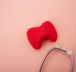 Przełom tarczycowy − przyczyny, objawy, leczenie