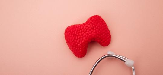 Przełom tarczycowy − przyczyny, objawy, leczenie