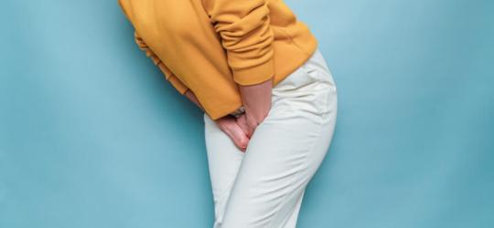Osoba trzyma się za krocze, doskwiera jej przepuklina pachwinowa.