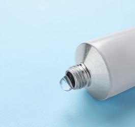 Tubka żelu na błękitnym tle.