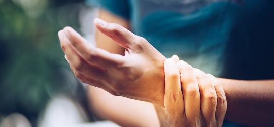 Reumatoidalne zapalenie stawów - co to za choroba? Jak przebiega leczenie?