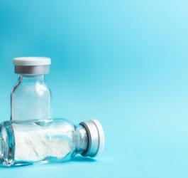 Fiolki zawierające lek w postaci proszku do sporządzenia zawiesiny.