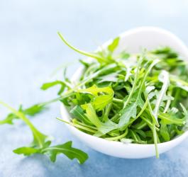 Świeża rukola w białej miseczce.