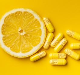 Żółte kapsułki zawierające m.in. rutynę.