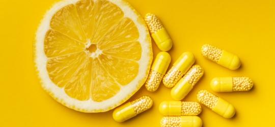 Żółte kapsułki zawierające m.in. rutynę.