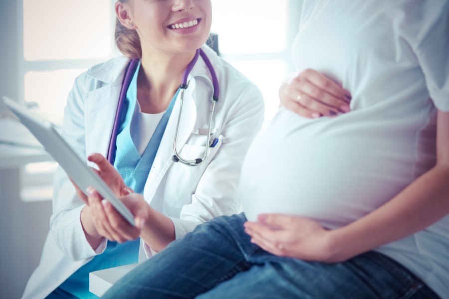 Kobieta w ciąży w trakcie badania lekarskiego.
