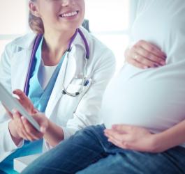 Kobieta w ciąży w trakcie badania lekarskiego.