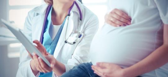 Kobieta w ciąży w trakcie badania lekarskiego.