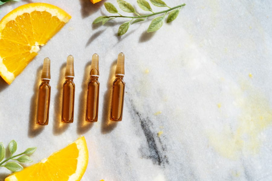 Ampułki zawierające serum z witaminą C.