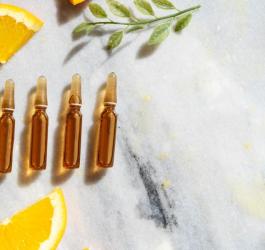 Ampułki zawierające serum z witaminą C.