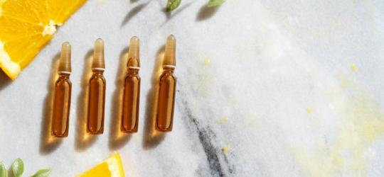 Ampułki zawierające serum z witaminą C.