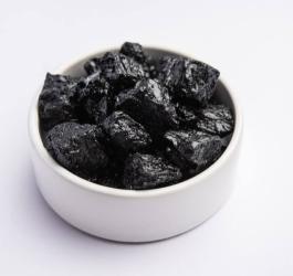 Miseczka wypełniona kawałkami shilajit, inaczej mumio.