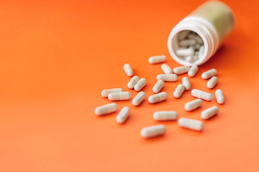 Siarczan chondroityny w postaci suplementu diety w kapsułkach.