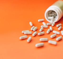 Siarczan chondroityny w postaci suplementu diety w kapsułkach.